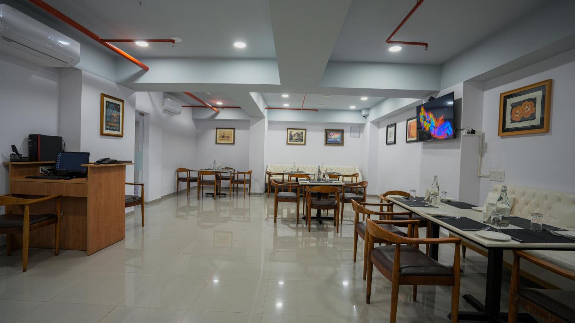 Hotel Downtown Gandhinagar Eksteriør bilde