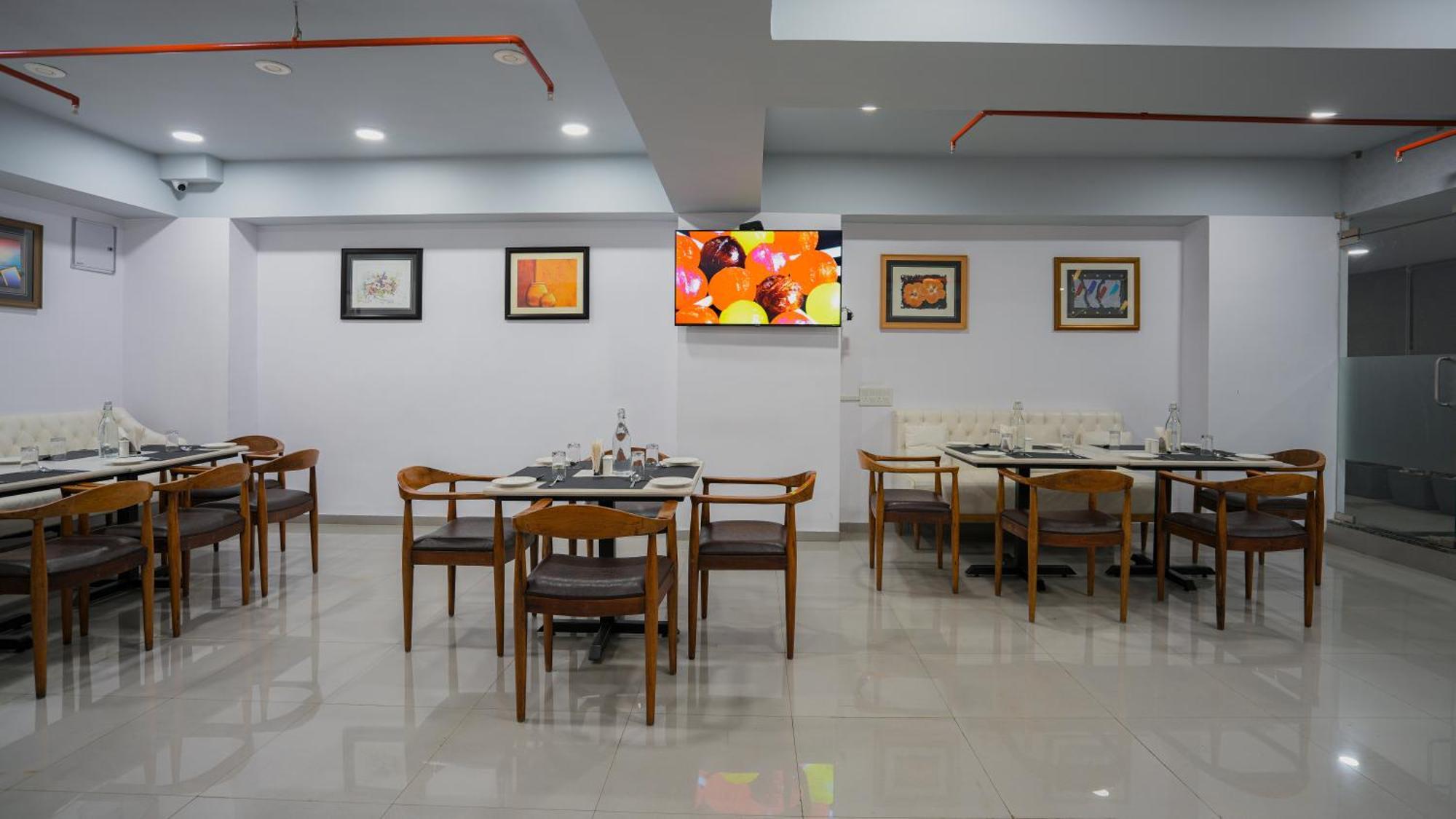 Hotel Downtown Gandhinagar Eksteriør bilde