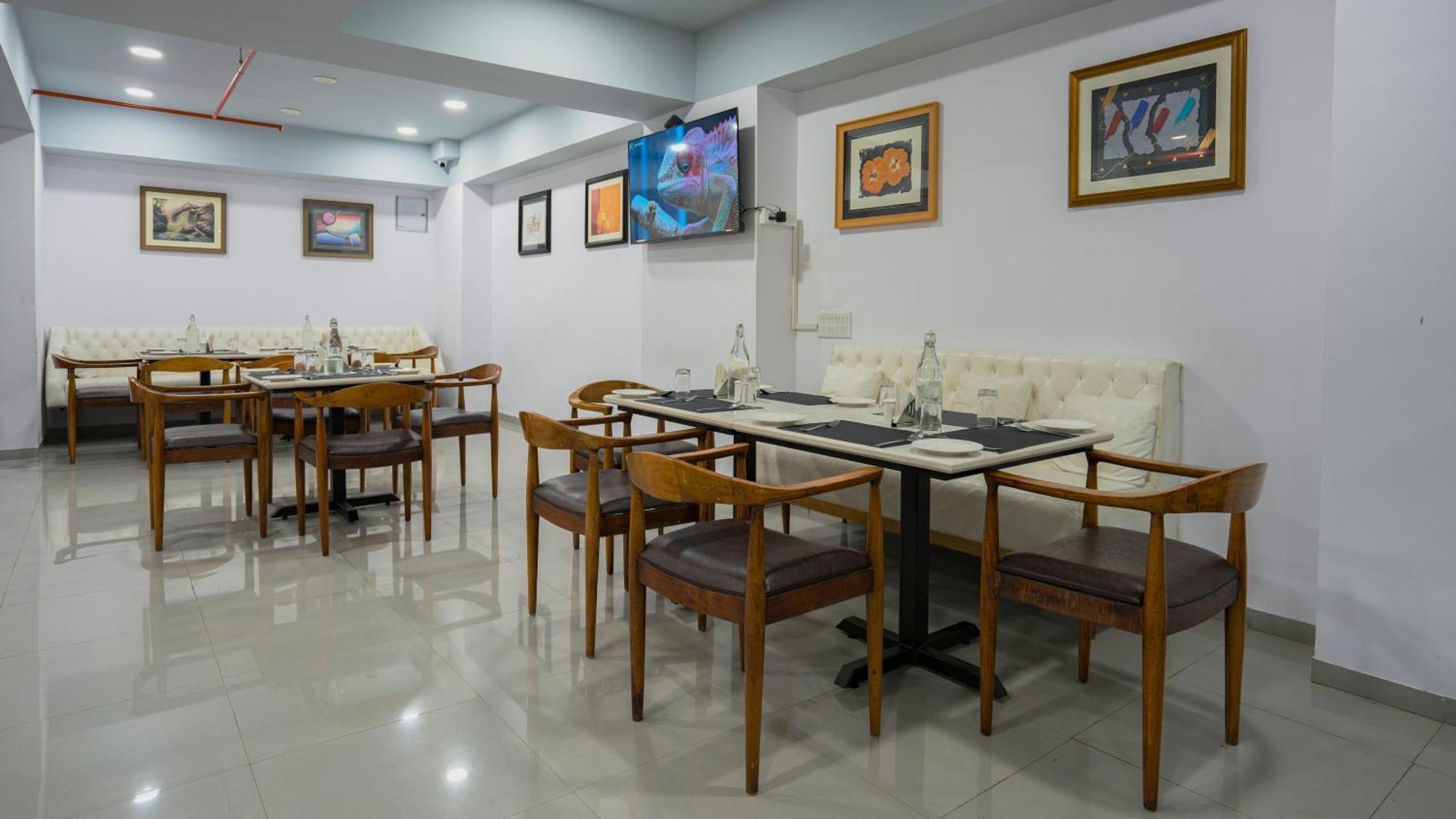 Hotel Downtown Gandhinagar Eksteriør bilde